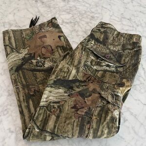 Women’s Camouflage / Hunting Cargo Pants Size 10/12 but fits more like a 6/8